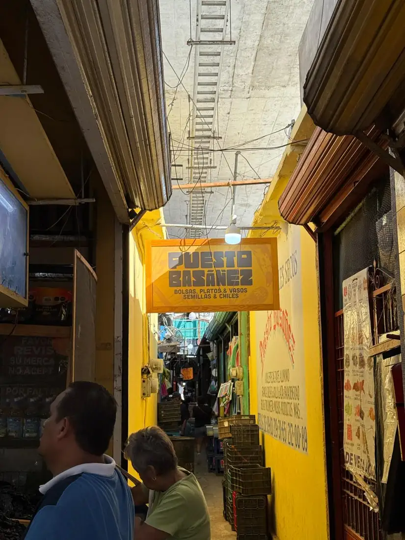 Letrero de Puesto Basáñez sobre el pasillo del mercado