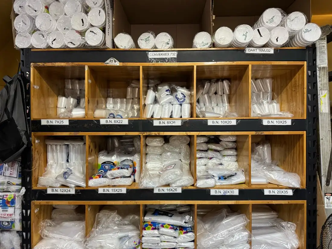 Anaquel de bolsas y desechables por mayoreo
