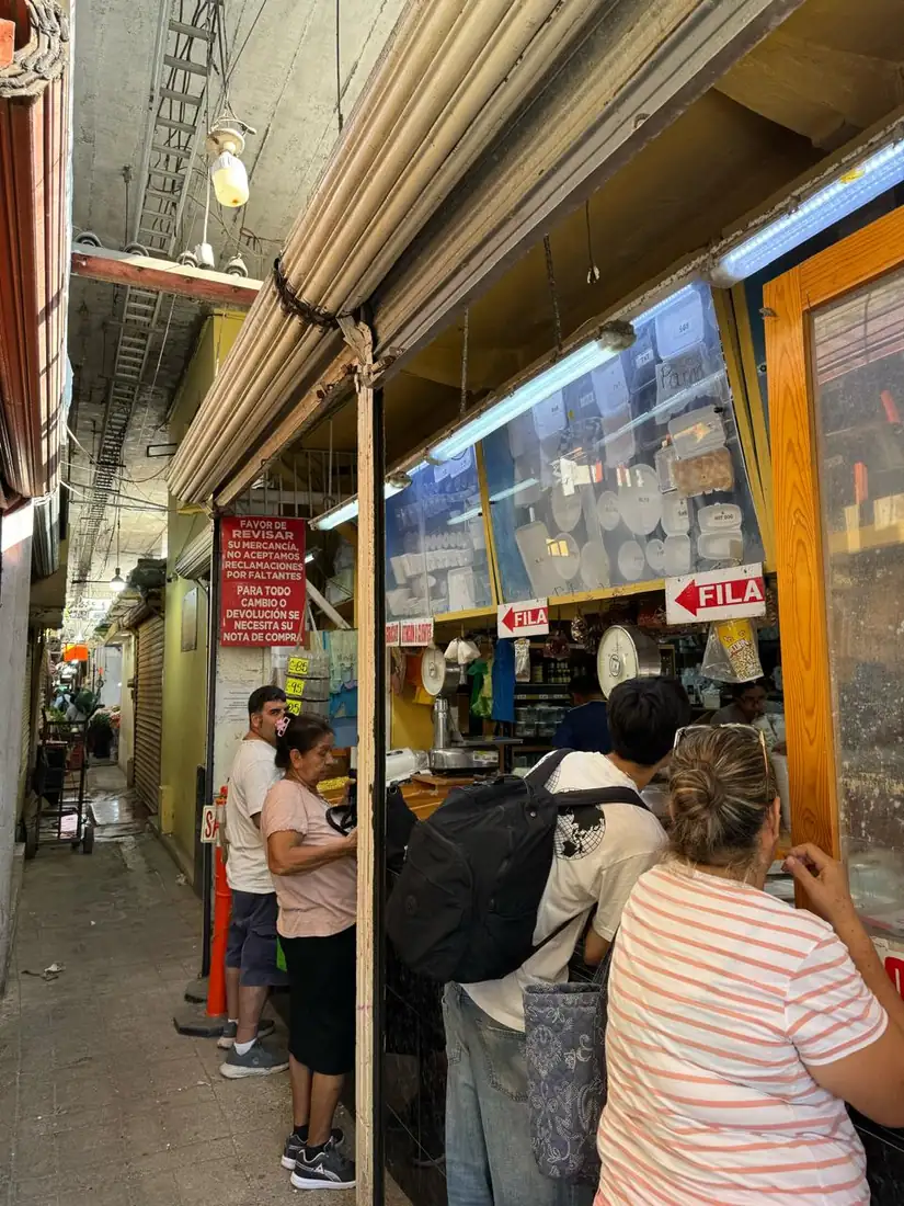 Clientes formados en el mostrador de Puesto Basáñez
