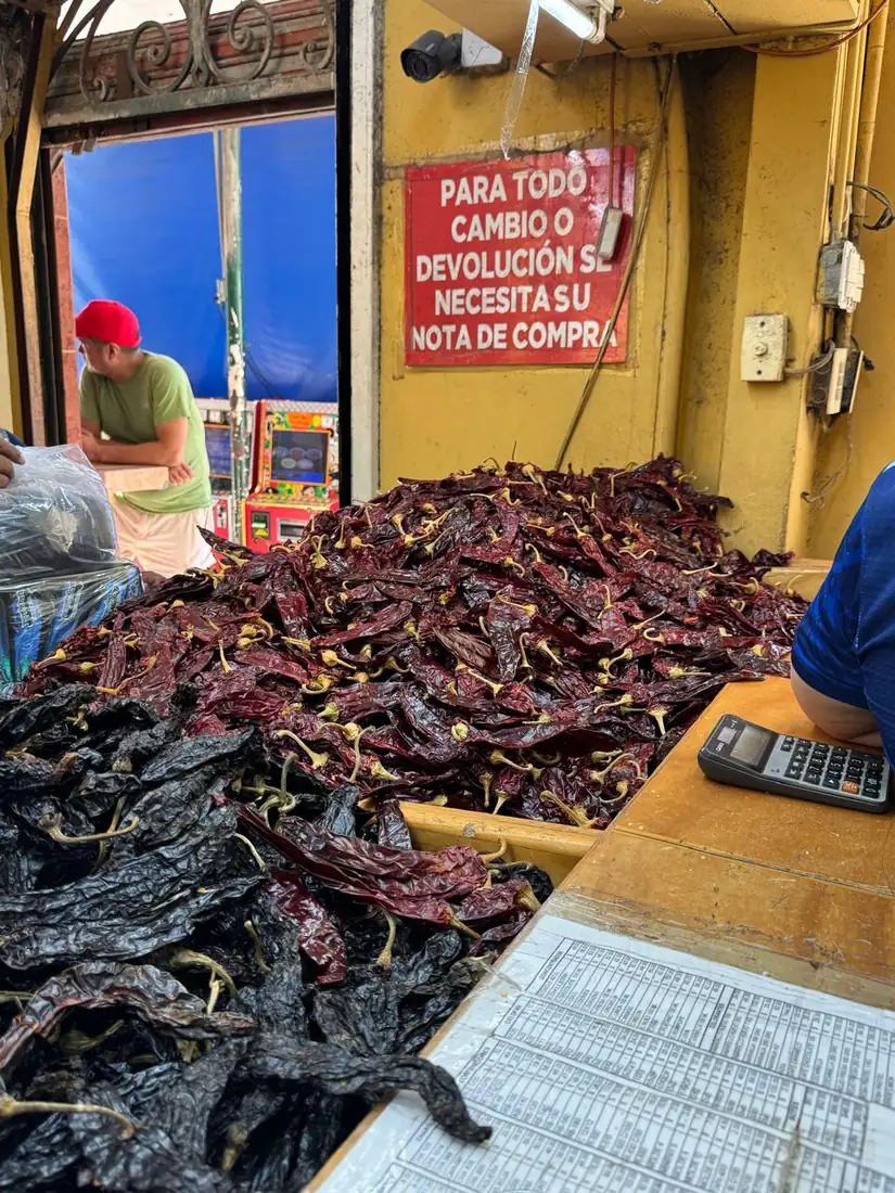 Montaña de chiles secos sobre el mostrador del puesto