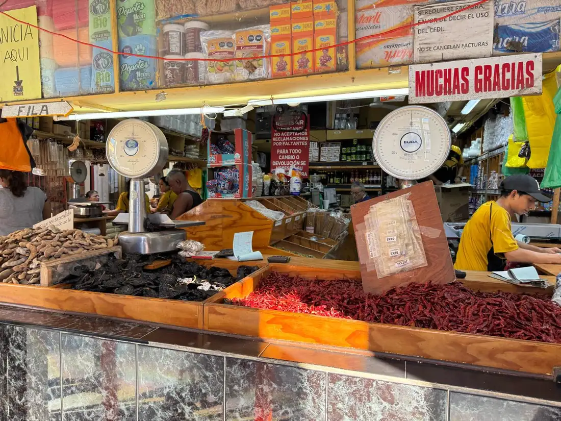 Mostrador con chiles secos y básculas